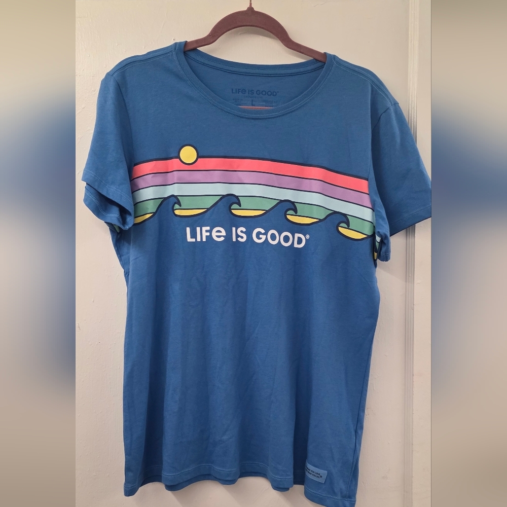Life Is Good Rainbow Wave Graphic Crusher Tee Blue Women’s Large Beach Coastal